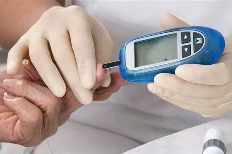 pobieranie próbek krwi do pomiaru cukru w ​​cukrzycy